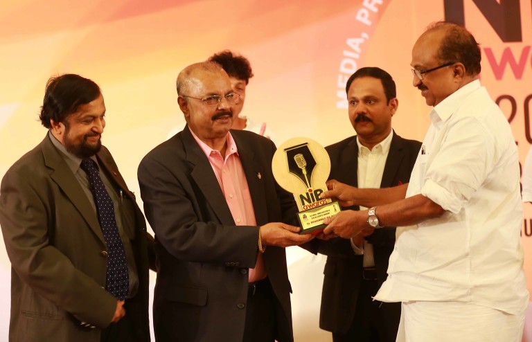 DrMajeedAcceptsAward